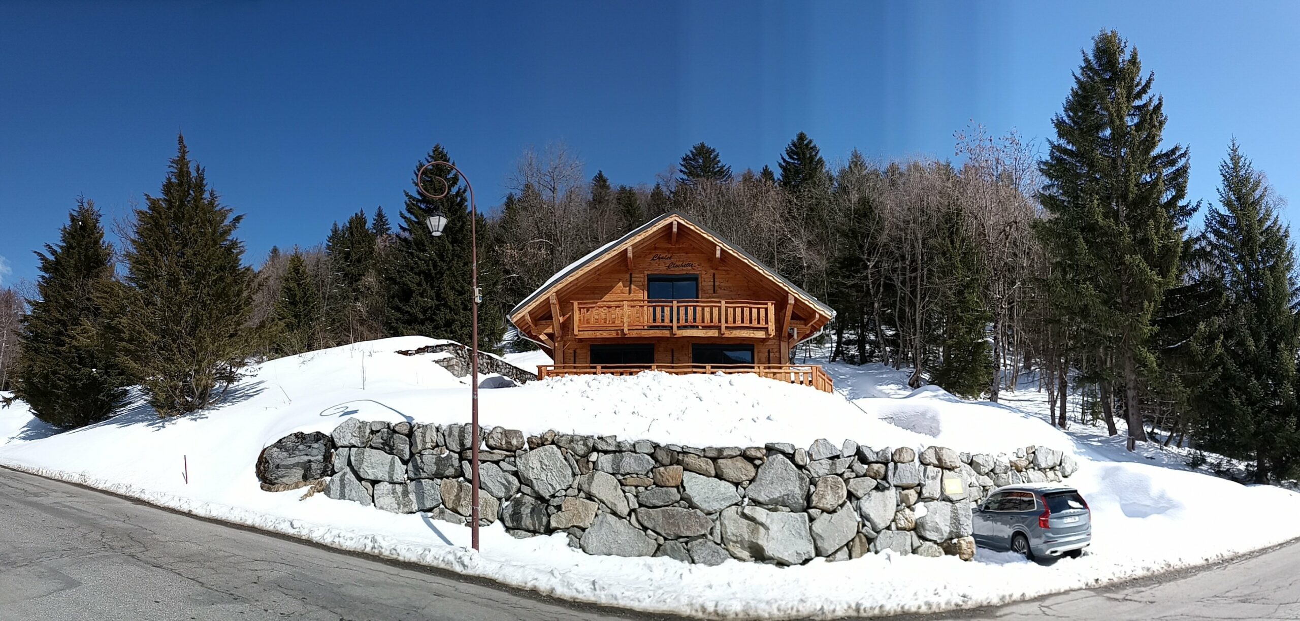 Vue panoramique du Chalet Clochette. Le retour à ski se fait au pied des sapins à droite