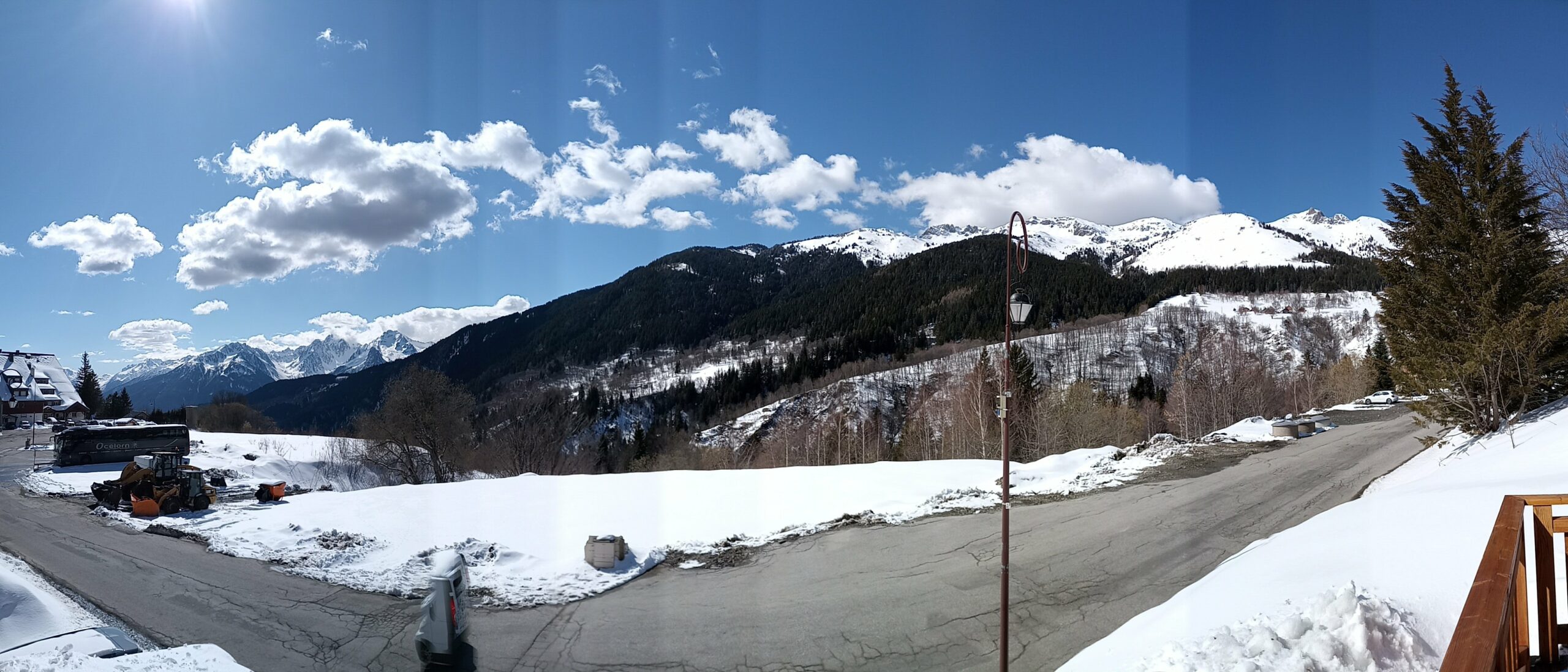Vue panoramique en étant sur la terrasse du Chalet Clochette