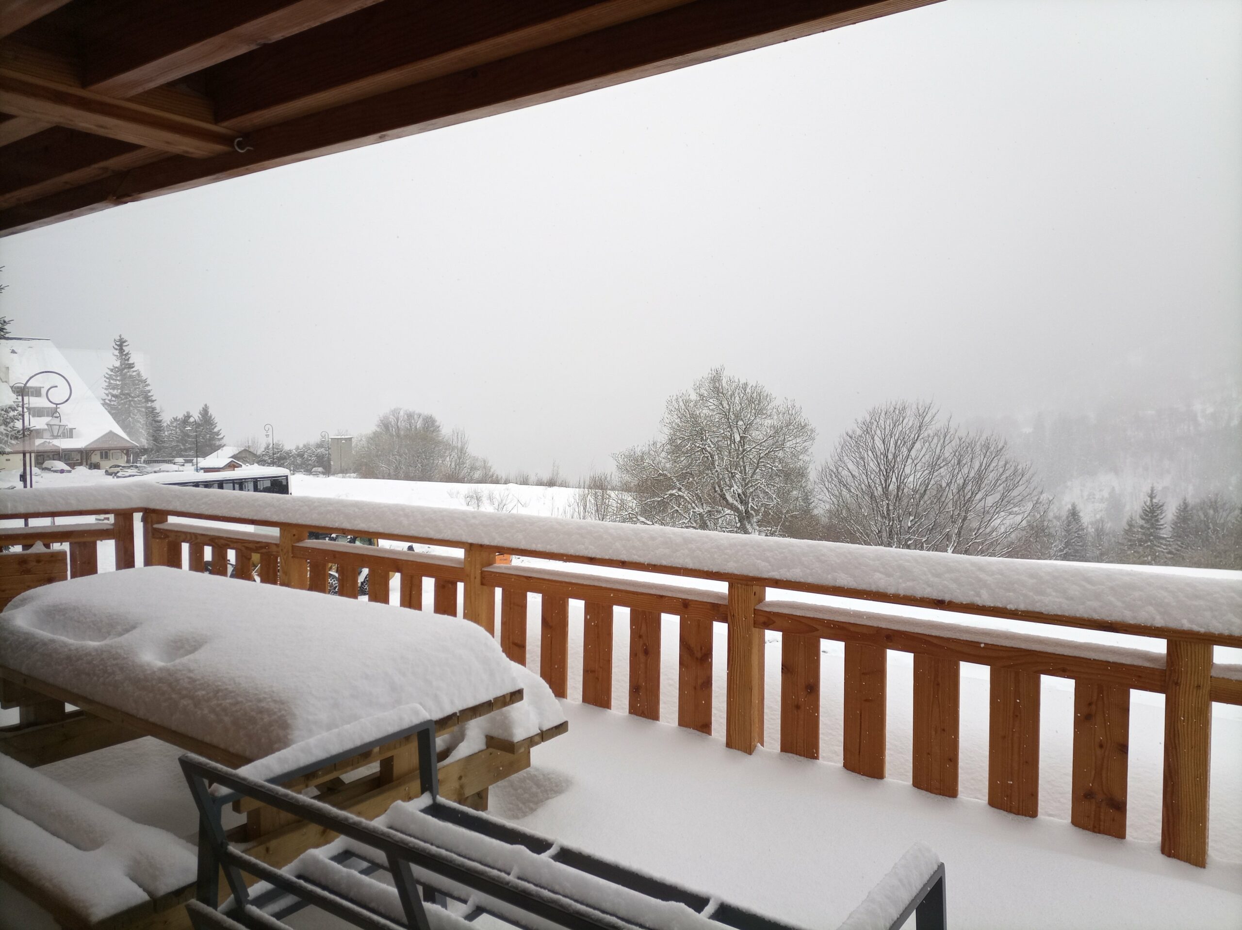 Quand la neige tombe sur la terrasse